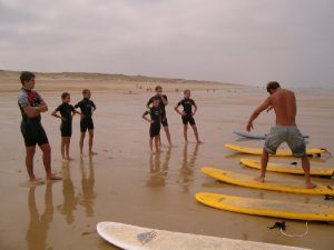 Cours de surf /Stand up paddle à l'école de surf /surfcamp de Léon dans les Landes