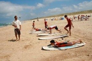 Cours de surf /Stand up paddle à l'école de surf /surfcamp de Léon dans les Landes