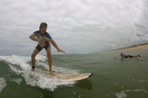 Cours de surf /Stand up paddle à l'école de surf /surfcamp de Léon dans les Landes