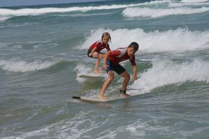 Cours de surf /Stand up paddle à l'école de surf /surfcamp de Léon dans les Landes