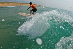 Cours de surf /Stand up paddle à l'école de surf /surfcamp de Léon dans les Landes